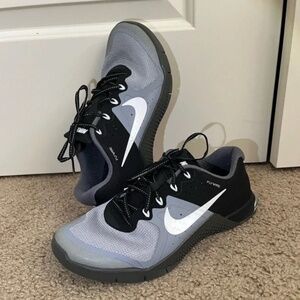 Nike Women's Black and Gray Athletic Shoes